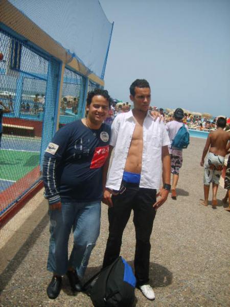 c moi  avec le blanc et mon ami mourad